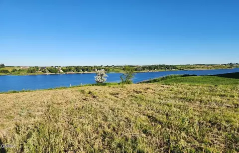 3145 Hoggarth Dr, Jamestown, ND 58401