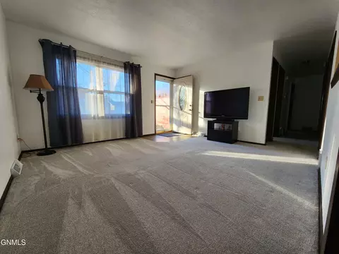 Living - 924 Constitution Dr, Bismarck, ND 58501 photo 1 of 5