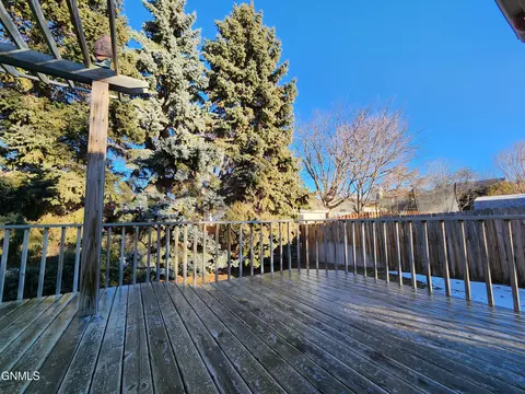 Exterior - 924 Constitution Dr, Bismarck, ND 58501 photo 3 of 15