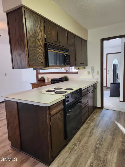 Kitchen - 924 Constitution Dr, Bismarck, ND 58501 photo 5 of 7