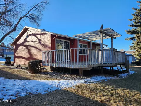 Exterior - 924 Constitution Dr, Bismarck, ND 58501 photo 14 of 15