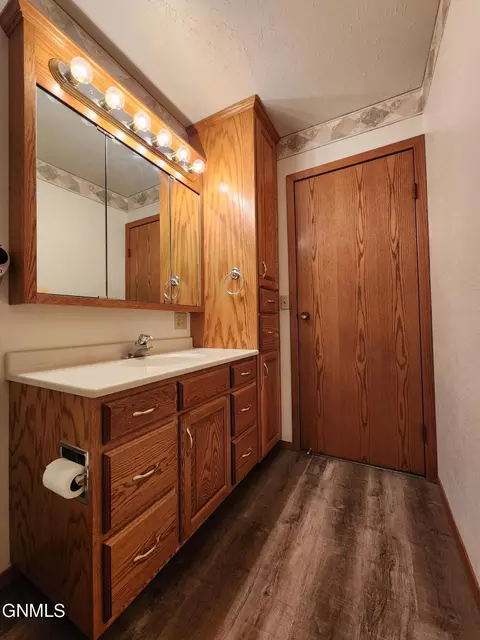 Bath - 924 Constitution Dr, Bismarck, ND 58501 photo 2 of 3