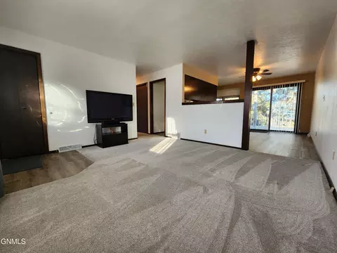 Living - 924 Constitution Dr, Bismarck, ND 58501 photo 2 of 5