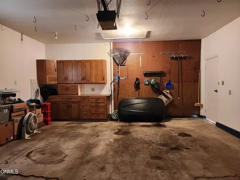 Exterior - 924 Constitution Dr, Bismarck, ND 58501 photo 8 of 15