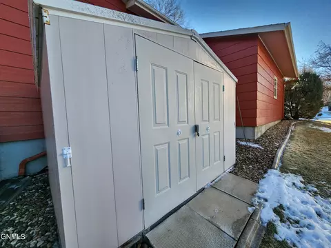 Exterior - 924 Constitution Dr, Bismarck, ND 58501 photo 10 of 15