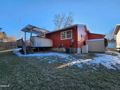 Exterior - 924 Constitution Dr, Bismarck, ND 58501 photo 15 of 15