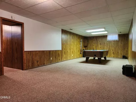 Living - 924 Constitution Dr, Bismarck, ND 58501 photo 3 of 5