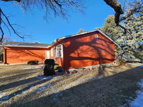 Exterior - 924 Constitution Dr, Bismarck, ND 58501 photo 13 of 15
