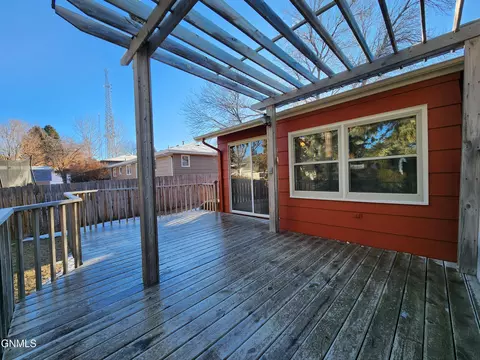 Exterior - 924 Constitution Dr, Bismarck, ND 58501 photo 5 of 15