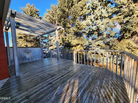 Exterior - 924 Constitution Dr, Bismarck, ND 58501 photo 4 of 15