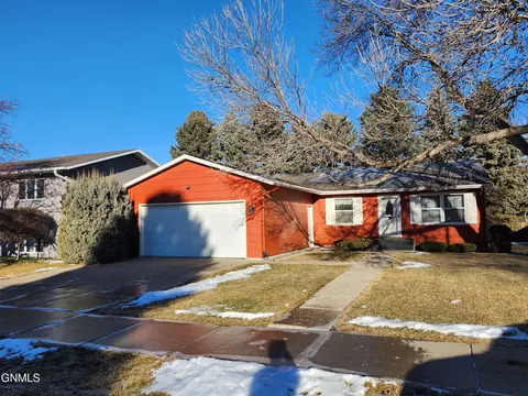 Exterior - 924 Constitution Dr, Bismarck, ND 58501 photo 12 of 15