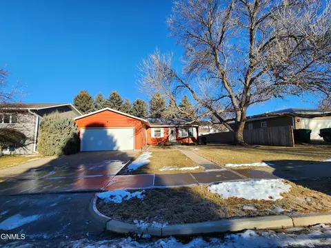 Exterior - 924 Constitution Dr, Bismarck, ND 58501 photo 11 of 15
