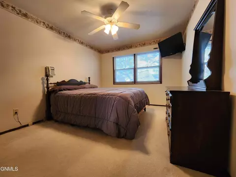 Bedroom - 924 Constitution Dr, Bismarck, ND 58501 photo 3 of 4