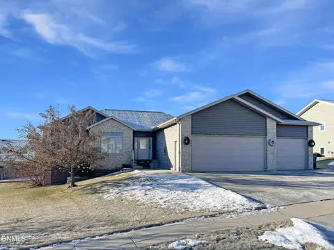 3131 Baltus Dr, Bismarck, ND 58501