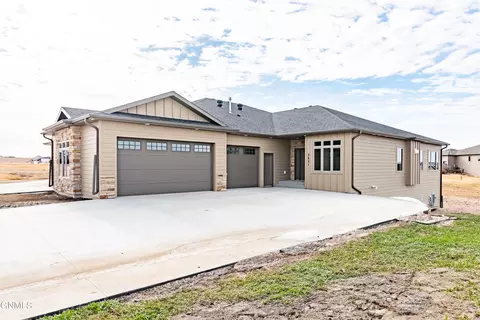 3631 Ridge Way, Bismarck, ND 58503