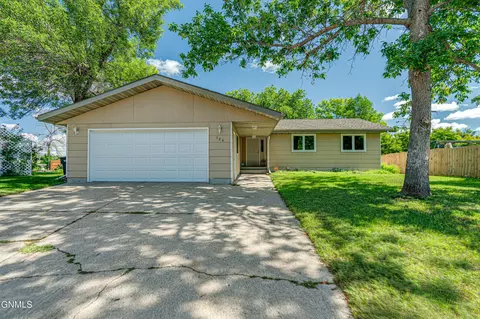 124 W Edmonton Dr, Bismarck, ND 58503
