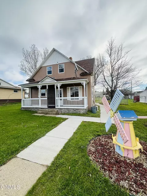 207 3rd St N, New Salem, ND 58563