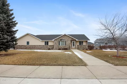 2112 Pheasant Run Pkwy, Williston, ND 58801