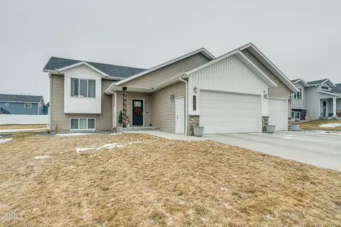 3906 Nickel St, Bismarck, ND 58503