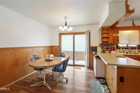 812 24th St E, Williston, ND 58801 photo 8