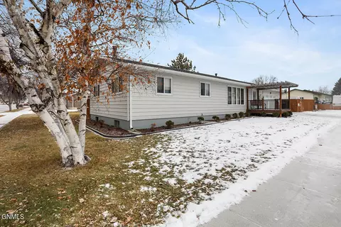 812 24th St E, Williston, ND 58801 photo 2