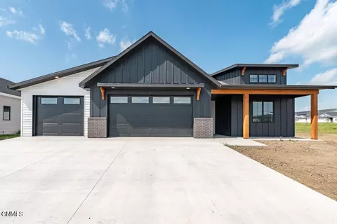 524 Shale Dr, Bismarck, ND 58503