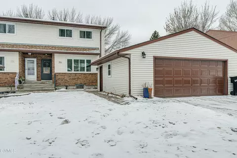 3724 Renee Dr, Bismarck, ND 58503