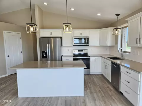 Kitchen - 4554 Trailblazer Loop, Mandan, ND 58554 photo 2 of 5