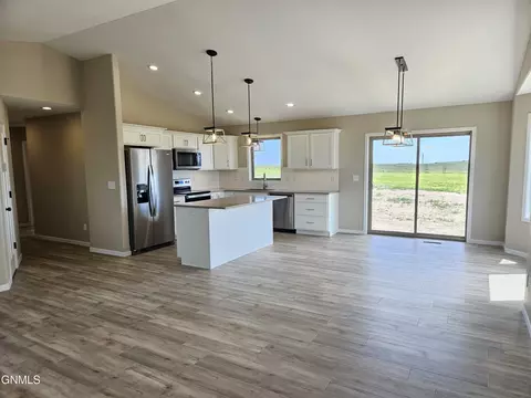 Kitchen - 4554 Trailblazer Loop, Mandan, ND 58554 photo 4 of 5