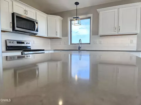 Kitchen - 4554 Trailblazer Loop, Mandan, ND 58554 photo 3 of 5