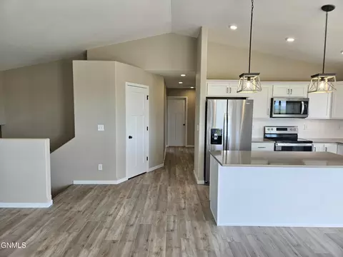 Kitchen - 4554 Trailblazer Loop, Mandan, ND 58554 photo 5 of 5