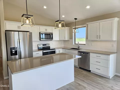 Kitchen - 4554 Trailblazer Loop, Mandan, ND 58554 photo 1 of 5