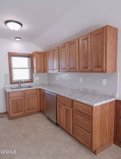 1007 4th St W, Williston, ND 58801 photo 4