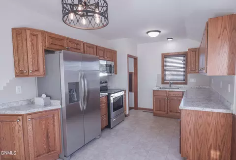 1007 4th St W, Williston, ND 58801 photo 3
