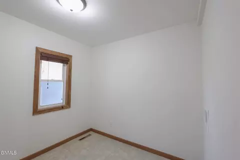 1007 4th St W, Williston, ND 58801 photo 8