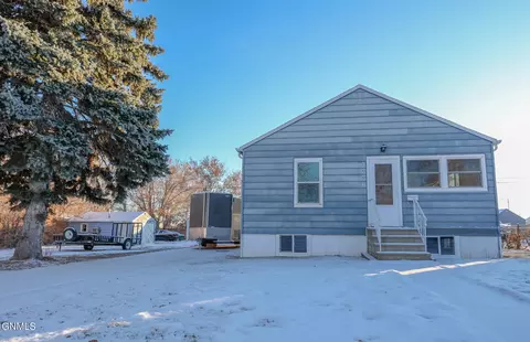 1007 4th St W, Williston, ND 58801