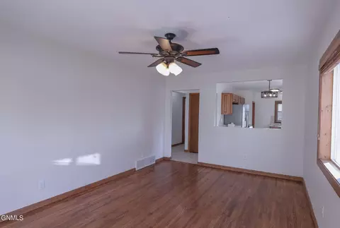 1007 4th St W, Williston, ND 58801 photo 2