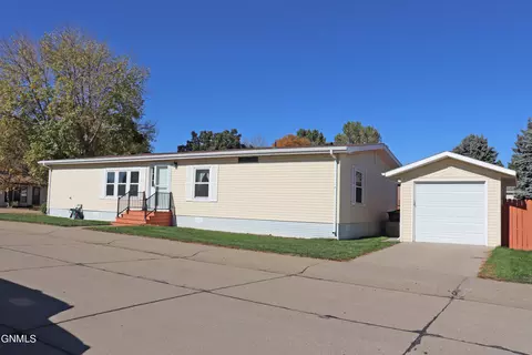4350 Drake Dr, Bismarck, ND 58503