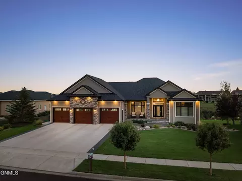2523 Powder Ridge Cir, Bismarck, ND 58503