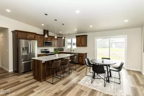 2613 Boston Dr, Bismarck, ND 58504