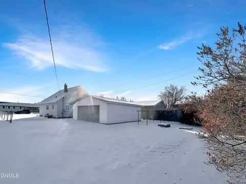 710 14th St W, Williston, ND 58801 photo 4