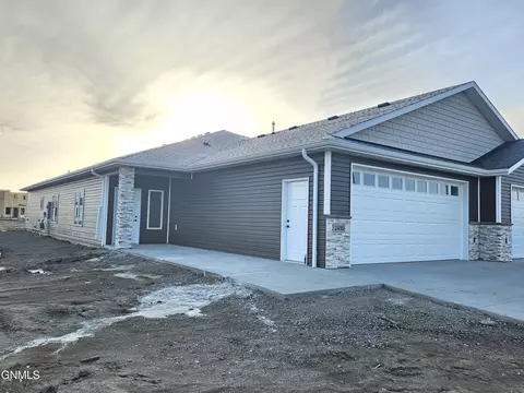 2416 34th Ave SE, Mandan, ND 58554
