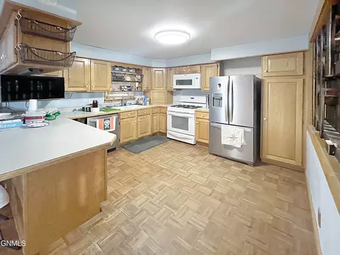 118 3rd Ave Sw Ave SW, Garrison, ND 58540 photo 5