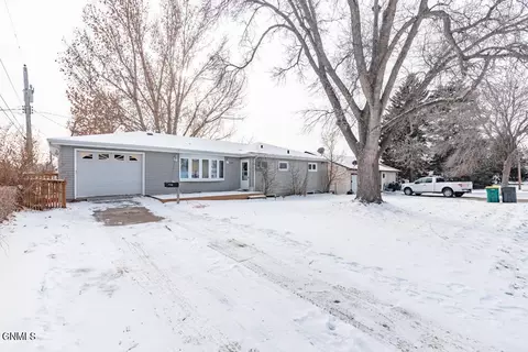 507 9th St NW, Mandan, ND 58554