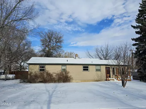 322 5th St NW, Hazen, ND 58545