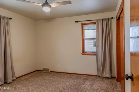 2302 Rosser Ave, Bismarck, ND 58501 photo 22