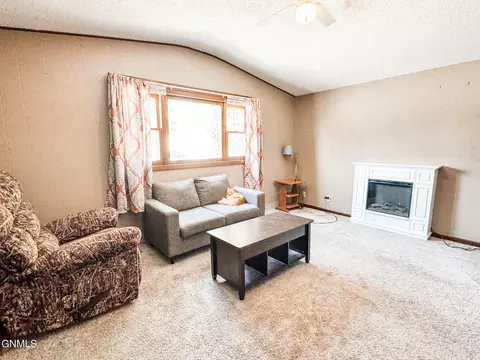 702 University Ave, Williston, ND 58801 photo 3