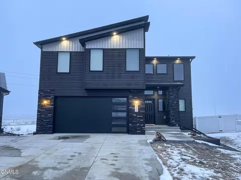 2006 34th Ave SE, Mandan, ND 58554