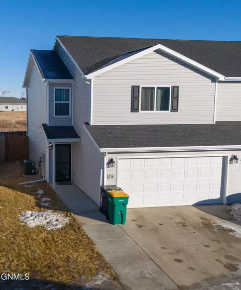 716 Hillcrest Dr SE, Mandan, ND 58554