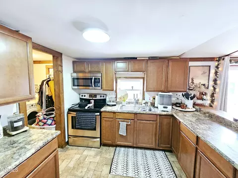 1821 32nd St W, Williston, ND 58801 photo 11